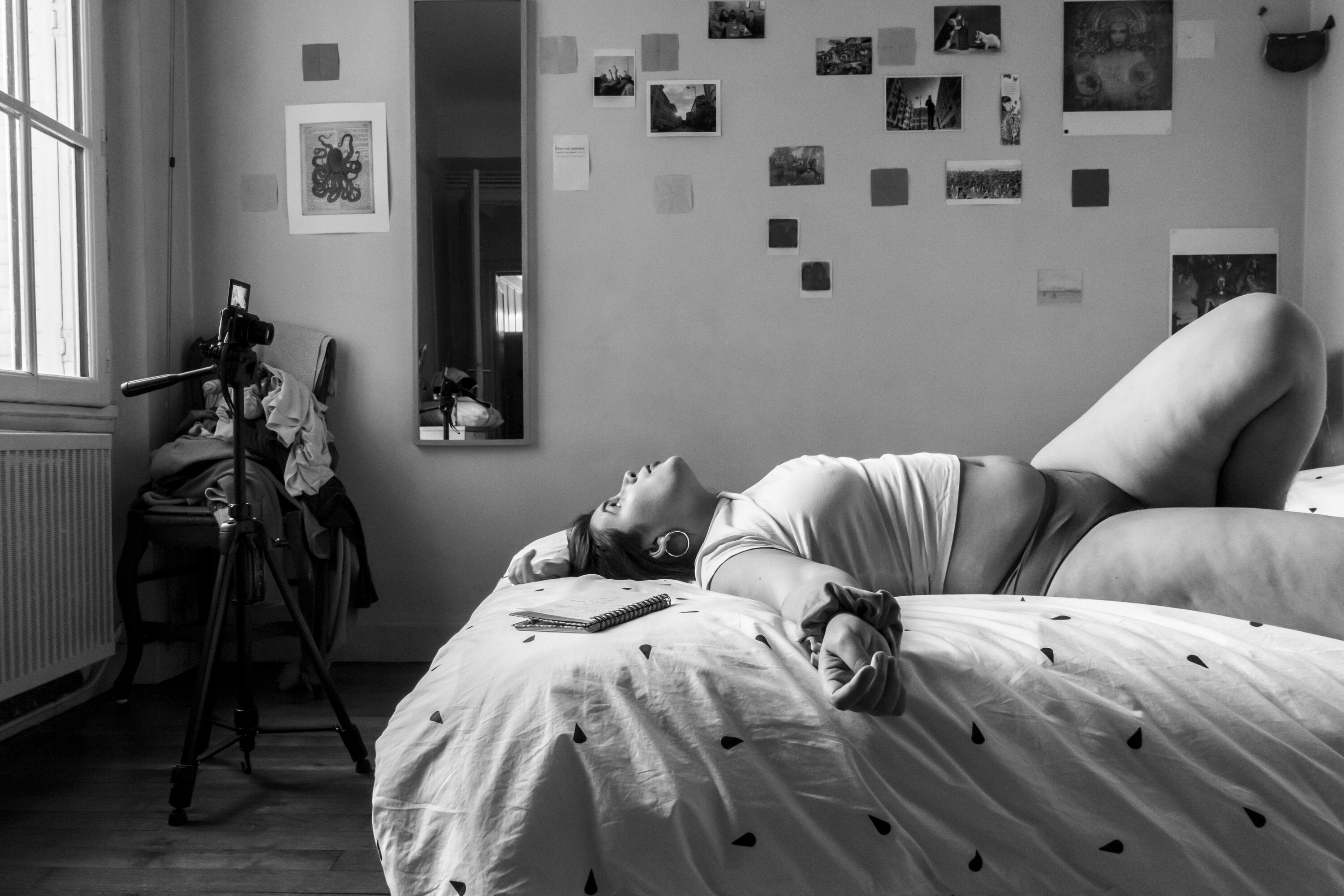 Lou pensive, allongée sur son lit en plein shooting photo.